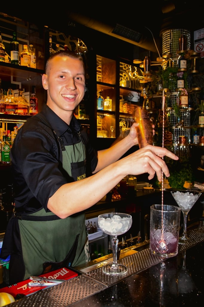 Doświadczony barman z Lublina przygotowujący autorski drink na imprezę okolicznościową