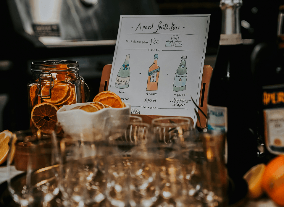 Profesjonalnie podane mocktaile bezalkoholowe - alternatywa na wesele dla kierowców i niepijących