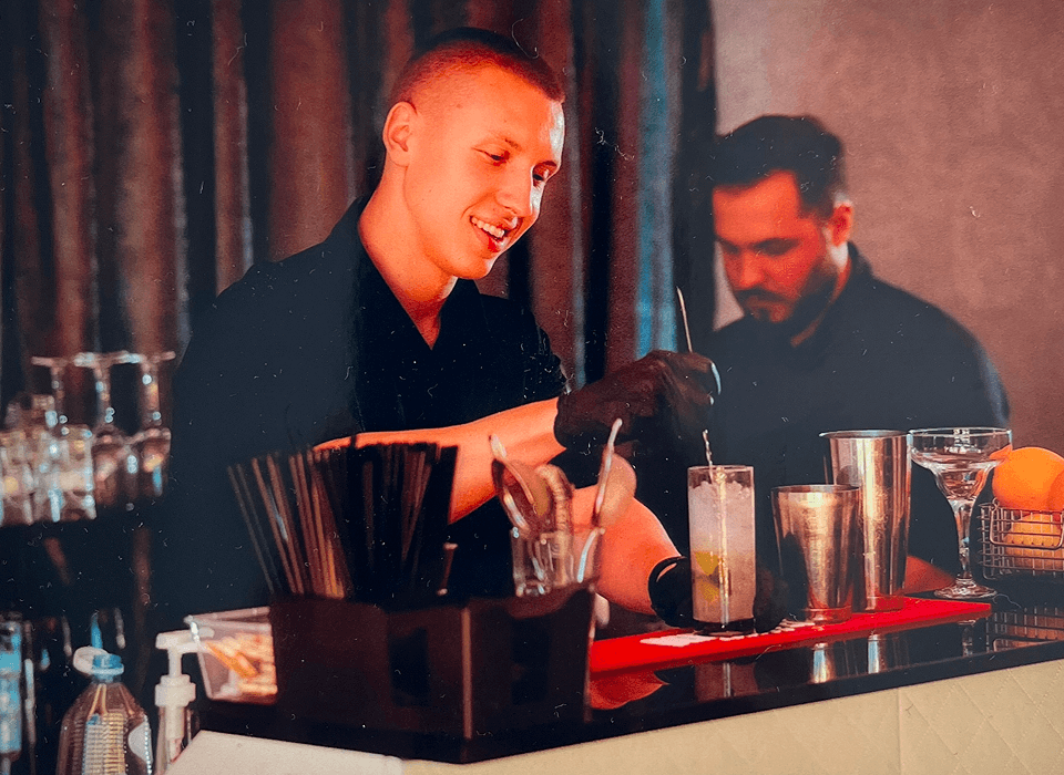 Uśmiechnięty zespół profesjonalnych barmanów obsługujących wesele - Moment Drink Bar