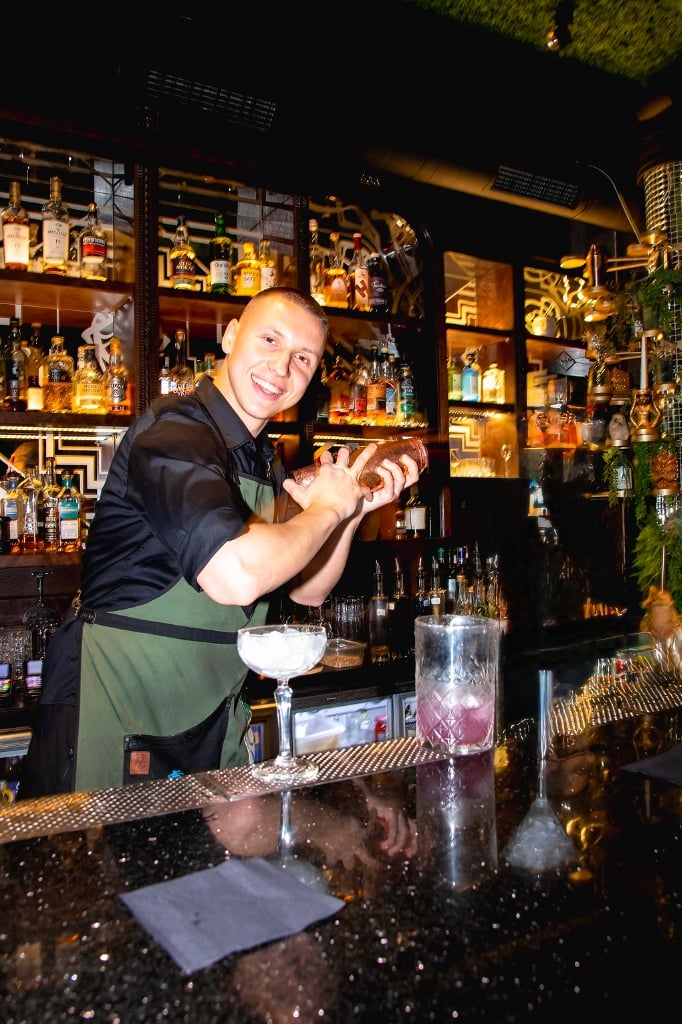 Filip - główny miksolog Moment Drink Bar Lublin, ekspert od drinków weselnych i eventowych